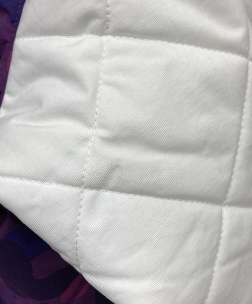 A BATHING APE（ア ベイシング エイプ）A BATHING APE (ア ベイシング エイプ) カモ×シャーク キルティングフーディ パープル×ホワイト サイズ:Mの古着・服飾アイテム