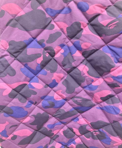 A BATHING APE（ア ベイシング エイプ）A BATHING APE (ア ベイシング エイプ) カモ×シャーク キルティングフーディ パープル×ホワイト サイズ:Mの古着・服飾アイテム