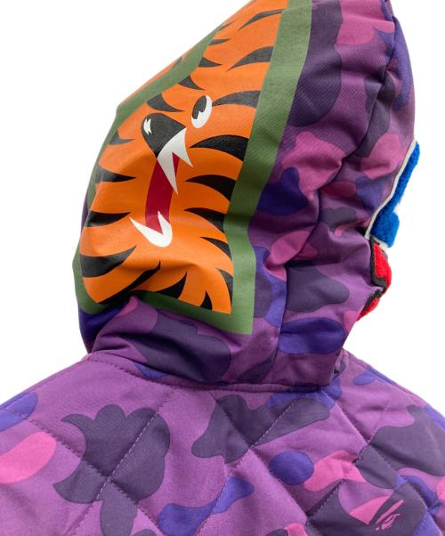 A BATHING APE（ア ベイシング エイプ）A BATHING APE (ア ベイシング エイプ) カモ×シャーク キルティングフーディ パープル×ホワイト サイズ:Mの古着・服飾アイテム