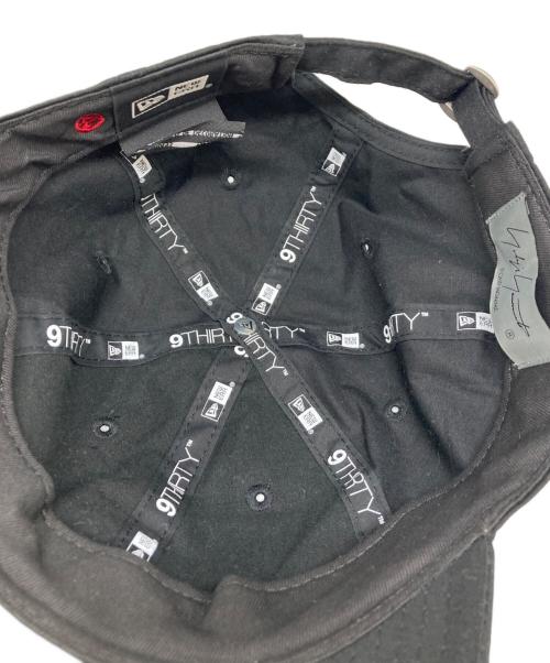 New Era（ニューエラ）New Era (ニューエラ) Yohji Yamamoto pour homme (ヨウジヤマモト プールオム) pour homme × NEW ERA 930CS YYFM MINILOGキャップ ブラック サイズ:-の古着・服飾アイテム