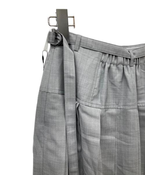 L'EQUIPE（レキップ）L'EQUIPE (レキップ) シアートロピカルプリーツスカート グレー サイズ:38 未使用品の古着・服飾アイテム