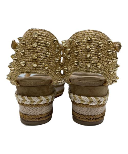 Christian Louboutin（クリスチャン・ルブタン）Christian Louboutin (クリスチャン・ルブタン) MADMONICA スタッズエスパドリーユ ゴールド×ベージュ サイズ:38の古着・服飾アイテム