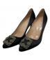 Manolo Blahnik（マノロブラニク）の古着「ジュエルバックルヒールサテンパンプス」｜ブラック