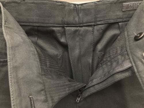 PRADA（プラダ）PRADA (プラダ) 裾ボタンスリムパンツ ブラック サイズ:44の古着・服飾アイテム