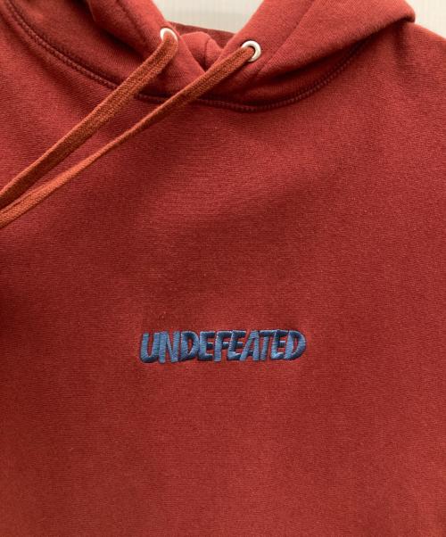 UNDEFEATED（アンディフィーテッド）UNDEFEATED (アンディフィーテッド) ロゴ刺繍パーカー ボルドー サイズ:Lの古着・服飾アイテム