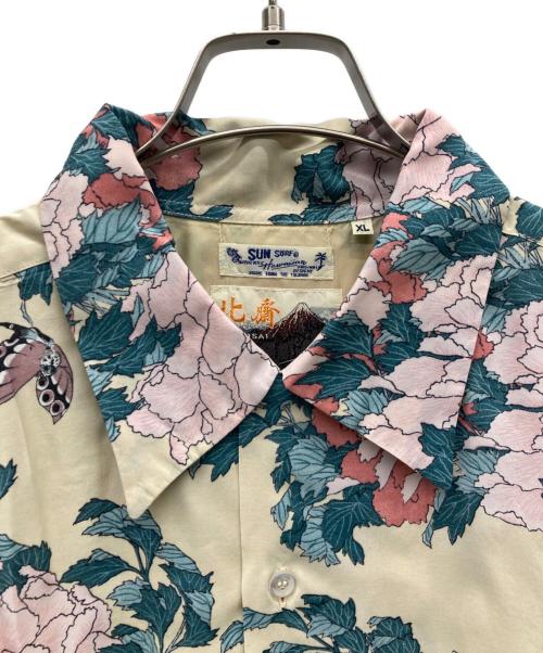 Sun Surf（サンサーフ）Sun Surf (サンサーフ) 葛飾北斎 (カツシカホクサイ) “牡丹に胡蝶” アロハシャツ クリーム サイズ:XLの古着・服飾アイテム
