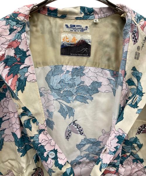 Sun Surf（サンサーフ）Sun Surf (サンサーフ) 葛飾北斎 (カツシカホクサイ) “牡丹に胡蝶” アロハシャツ クリーム サイズ:XLの古着・服飾アイテム