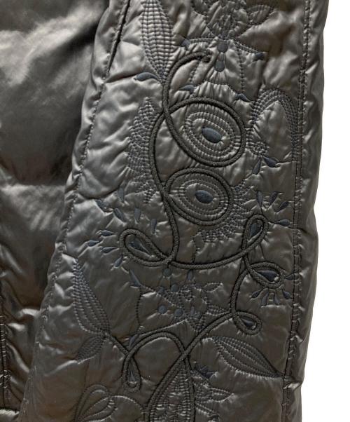 OLLEBOREBLA（アルベロベロ）OLLEBOREBLA (アルベロベロ) 刺繍ダウンコート ブラック サイズ:-の古着・服飾アイテム