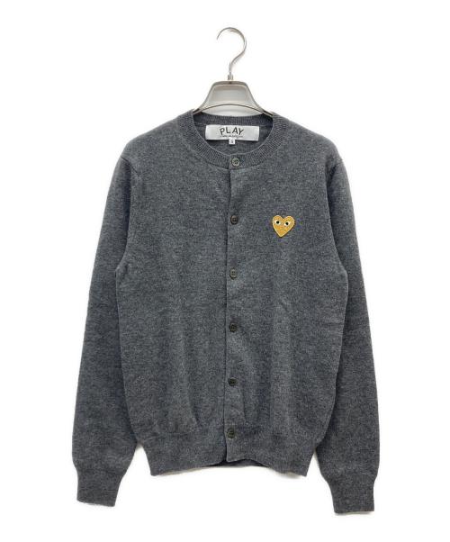 PLAY COMME des GARCONS（プレイコムデギャルソン）PLAY COMME des GARCONS (プレイコムデギャルソン) Round Neck Cardigan With Gold Emblem グレー サイズ:Sの古着・服飾アイテム
