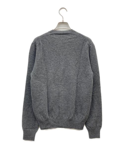 PLAY COMME des GARCONS（プレイコムデギャルソン）PLAY COMME des GARCONS (プレイコムデギャルソン) Round Neck Cardigan With Gold Emblem グレー サイズ:Sの古着・服飾アイテム