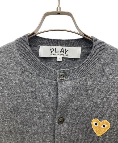 PLAY COMME des GARCONS（プレイコムデギャルソン）PLAY COMME des GARCONS (プレイコムデギャルソン) Round Neck Cardigan With Gold Emblem グレー サイズ:Sの古着・服飾アイテム