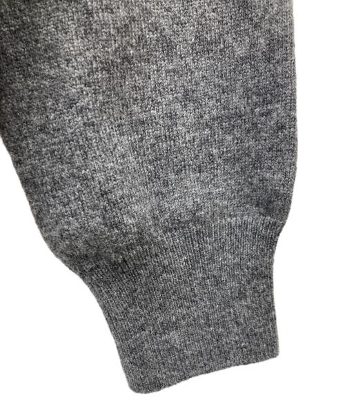 PLAY COMME des GARCONS（プレイコムデギャルソン）PLAY COMME des GARCONS (プレイコムデギャルソン) Round Neck Cardigan With Gold Emblem グレー サイズ:Sの古着・服飾アイテム