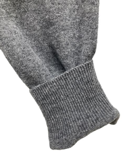 PLAY COMME des GARCONS（プレイコムデギャルソン）PLAY COMME des GARCONS (プレイコムデギャルソン) Round Neck Cardigan With Gold Emblem グレー サイズ:Sの古着・服飾アイテム