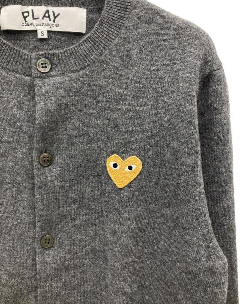 PLAY COMME des GARCONS（プレイコムデギャルソン）PLAY COMME des GARCONS (プレイコムデギャルソン) Round Neck Cardigan With Gold Emblem グレー サイズ:Sの古着・服飾アイテム