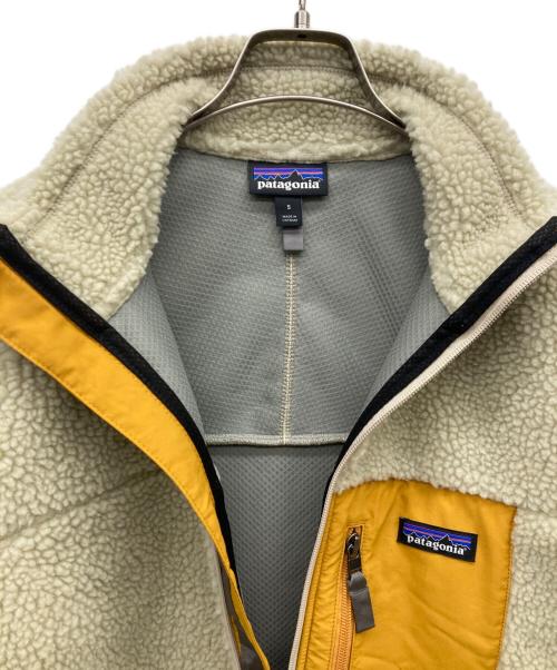 Patagonia（パタゴニア）Patagonia (パタゴニア) CLASSIC RETRO-X JACKET アイボリー×イエロー サイズ:Sの古着・服飾アイテム