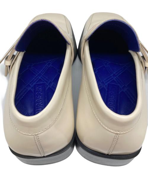 BURBERRY（バーバリー）BURBERRY (バーバリー) SHIELD LOAFER アイボリー サイズ:40の古着・服飾アイテム