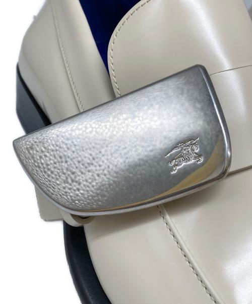 BURBERRY（バーバリー）BURBERRY (バーバリー) SHIELD LOAFER アイボリー サイズ:40の古着・服飾アイテム