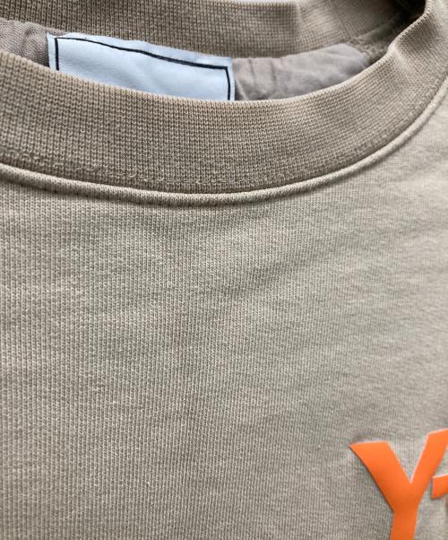 Y-3（ワイスリー）Y-3 (ワイスリー) M CLASSIC CHEST LOGO CREW SWEATSHIRT ベージュ サイズ:Sの古着・服飾アイテム