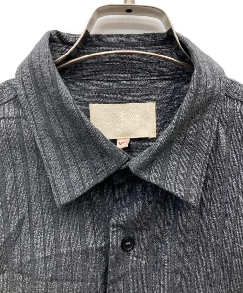 yokosakamoto（ヨウコサカモト）yokosakamoto (ヨウコサカモト) コットンストライプシャツ グレー サイズ:Mの古着・服飾アイテム