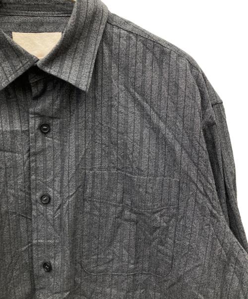 yokosakamoto（ヨウコサカモト）yokosakamoto (ヨウコサカモト) コットンストライプシャツ グレー サイズ:Mの古着・服飾アイテム