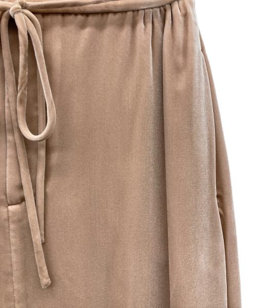 YOSHIE INABA（ヨシエ イナバ）YOSHIE INABA (ヨシエ イナバ) ベルベットAラインスカート ベージュ サイズ:F 未使用品の古着・服飾アイテム