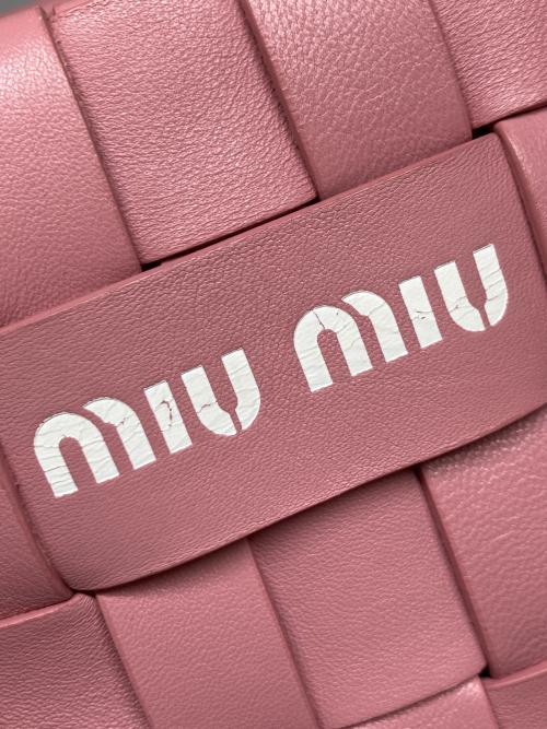 MIU MIU（ミュウミュウ）MIU MIU (ミュウミュウ) 編み込みレザートートバッグ ピンクの古着・服飾アイテム