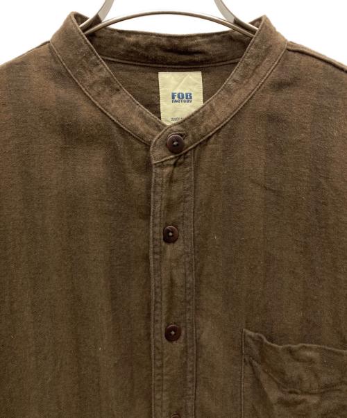 F.O.B FACTORY（エフオービー ファクトリー）F.O.B FACTORY (エフオービー ファクトリー) BAND COLLAR SHIRT ブラウン サイズ:Mの古着・服飾アイテム