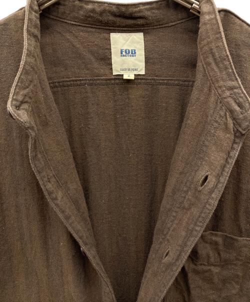 F.O.B FACTORY（エフオービー ファクトリー）F.O.B FACTORY (エフオービー ファクトリー) BAND COLLAR SHIRT ブラウン サイズ:Mの古着・服飾アイテム
