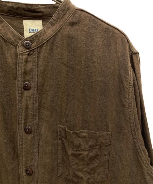F.O.B FACTORY（エフオービー ファクトリー）F.O.B FACTORY (エフオービー ファクトリー) BAND COLLAR SHIRT ブラウン サイズ:Mの古着・服飾アイテム