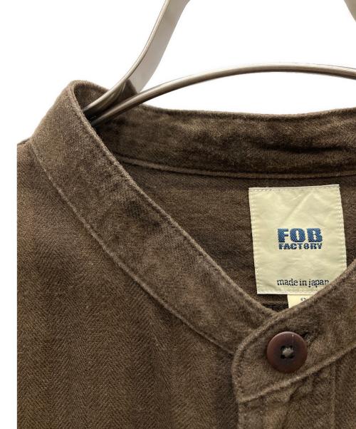 F.O.B FACTORY（エフオービー ファクトリー）F.O.B FACTORY (エフオービー ファクトリー) BAND COLLAR SHIRT ブラウン サイズ:Mの古着・服飾アイテム