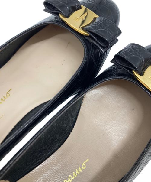 Salvatore Ferragamo（サルヴァトーレ フェラガモ）Salvatore Ferragamo (サルヴァトーレ フェラガモ) 型押しパンプス ブラック サイズ:7 1/2の古着・服飾アイテム