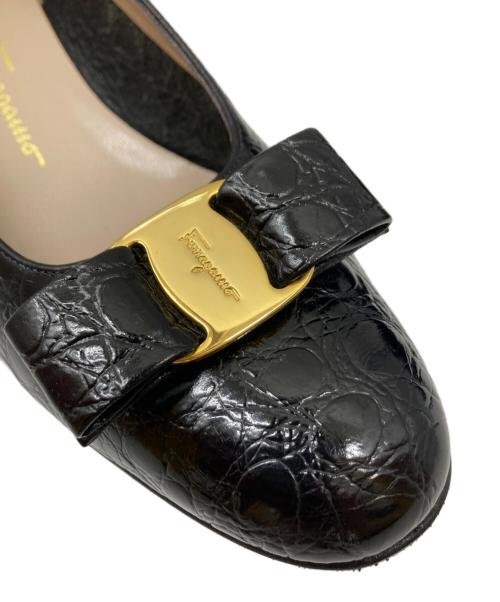 Salvatore Ferragamo（サルヴァトーレ フェラガモ）Salvatore Ferragamo (サルヴァトーレ フェラガモ) 型押しパンプス ブラック サイズ:7 1/2の古着・服飾アイテム