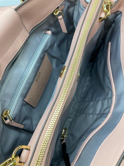 TUMI（トゥミ）TUMI (トゥミ) Saffiano Leather Varek Park Tote ピンクの古着・服飾アイテム