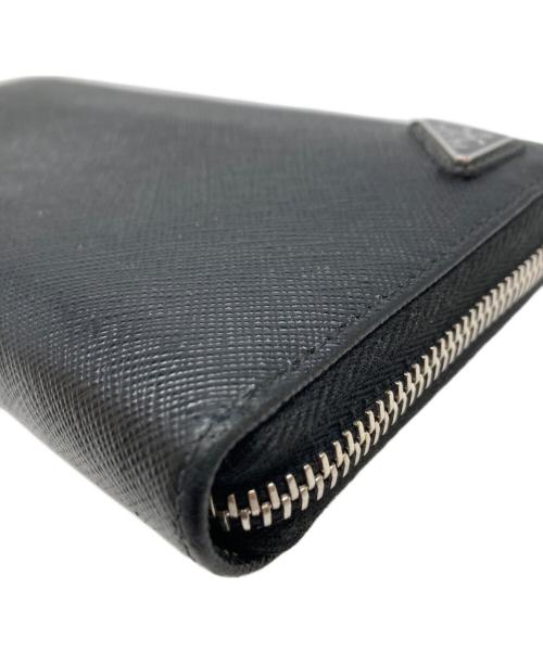 PRADA（プラダ）PRADA (プラダ) SAFFIANO EMBOSS ROUND ZIP WALLET ブラック サイズ:-の古着・服飾アイテム