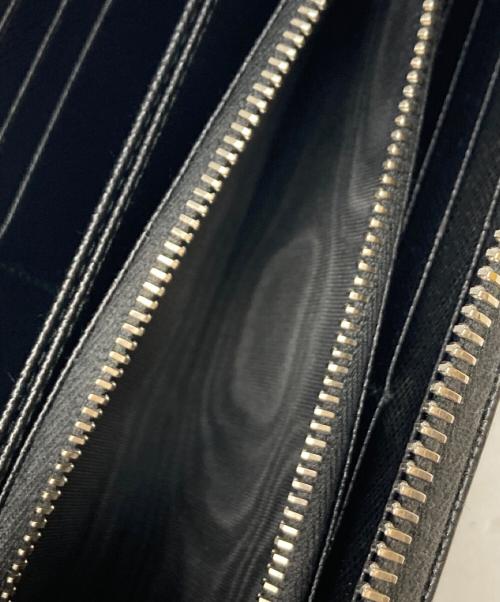 PRADA（プラダ）PRADA (プラダ) SAFFIANO EMBOSS ROUND ZIP WALLET ブラック サイズ:-の古着・服飾アイテム