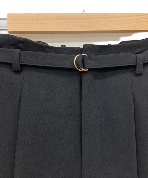 BEARDSLEY（ビアズリー）BEARDSLEY (ビアズリー) タックフレアーパンツ ブラック サイズ:SIZE F 未使用品の古着・服飾アイテム