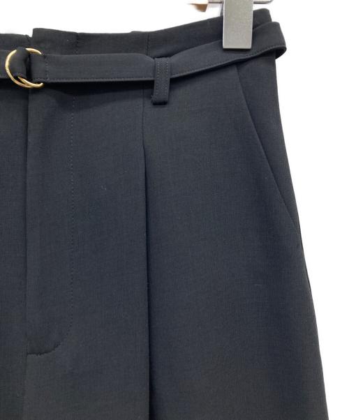 BEARDSLEY（ビアズリー）BEARDSLEY (ビアズリー) タックフレアーパンツ ブラック サイズ:SIZE F 未使用品の古着・服飾アイテム