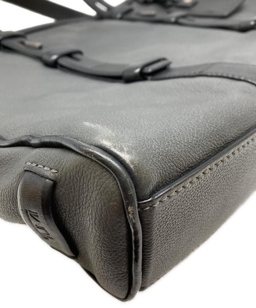 TUMI（トゥミ）TUMI (トゥミ) MISSION HARRISON Leather Briefcase/ミッションハリソンブリーフケース グレーの古着・服飾アイテム