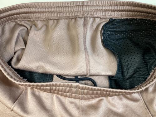 Needles（ニードルズ）Needles (ニードルズ) Boot-Cut Track Pant - Poly Smooth ベージュ サイズ:Lの古着・服飾アイテム