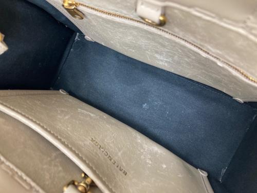 BALENCIAGA（バレンシアガ）BALENCIAGA (バレンシアガ) HARDWARE 2.0 S TOTE BAG ベージュ サイズ:-の古着・服飾アイテム