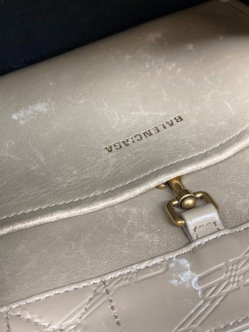 BALENCIAGA（バレンシアガ）BALENCIAGA (バレンシアガ) HARDWARE 2.0 S TOTE BAG ベージュ サイズ:-の古着・服飾アイテム