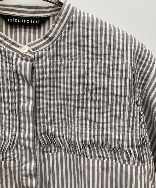 mizuiro-ind（ミズイロインド）mizuiro-ind (ミズイロインド) ギャザーストライプシャツ ホワイト×グレー サイズ:FREEの古着・服飾アイテム