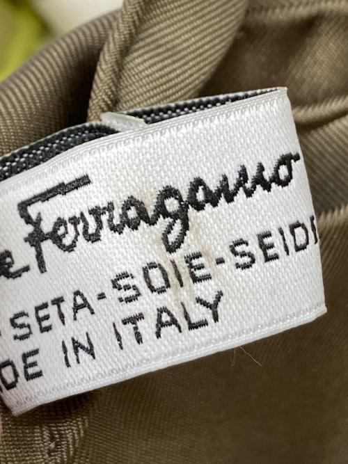 Salvatore Ferragamo（サルヴァトーレ フェラガモ）Salvatore Ferragamo (サルヴァトーレ フェラガモ) 大判シルクスカーフ ベージュ サイズ:-の古着・服飾アイテム