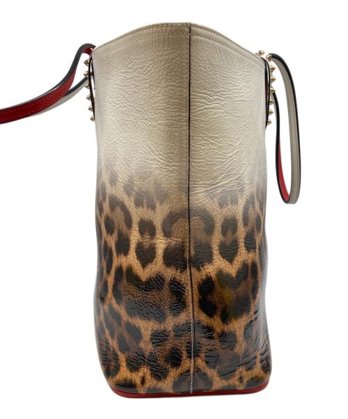 Christian Louboutin（クリスチャン・ルブタン）Christian Louboutin (クリスチャン・ルブタン) カバタスタッズトートバッグ ホワイト×ベージュ サイズ:-の古着・服飾アイテム