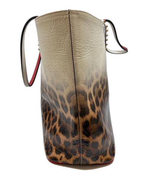 Christian Louboutin（クリスチャン・ルブタン）Christian Louboutin (クリスチャン・ルブタン) カバタスタッズトートバッグ ホワイト×ベージュ サイズ:-の古着・服飾アイテム