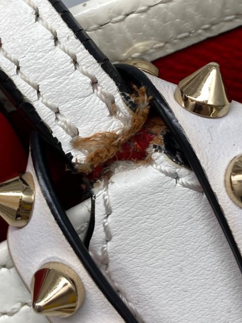 Christian Louboutin（クリスチャン・ルブタン）Christian Louboutin (クリスチャン・ルブタン) カバタスタッズトートバッグ ホワイト×ベージュ サイズ:-の古着・服飾アイテム