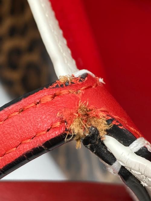 Christian Louboutin（クリスチャン・ルブタン）Christian Louboutin (クリスチャン・ルブタン) カバタスタッズトートバッグ ホワイト×ベージュ サイズ:-の古着・服飾アイテム