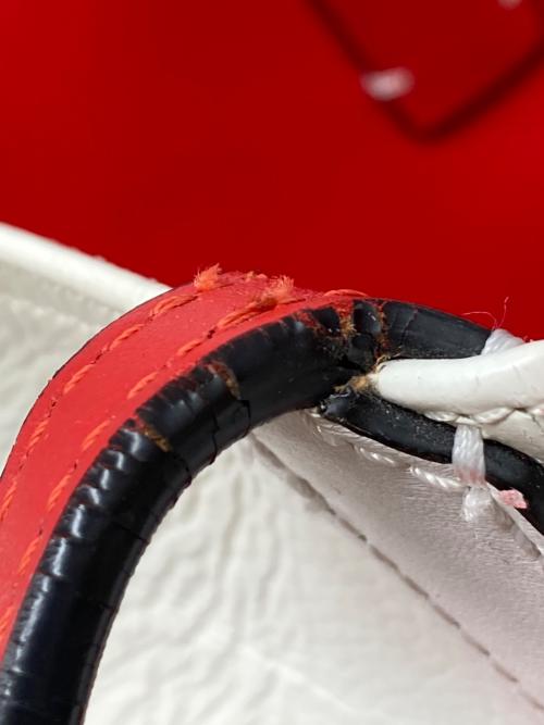 Christian Louboutin（クリスチャン・ルブタン）Christian Louboutin (クリスチャン・ルブタン) カバタスタッズトートバッグ ホワイト×ベージュ サイズ:-の古着・服飾アイテム