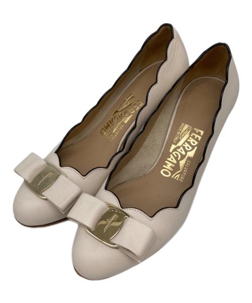 Salvatore Ferragamo（サルヴァトーレ フェラガモ）Salvatore Ferragamo (サルヴァトーレ フェラガモ) ヴァラリボンスカラップパンプス ベージュ サイズ:4の古着・服飾アイテム