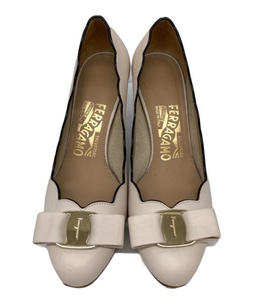 Salvatore Ferragamo（サルヴァトーレ フェラガモ）Salvatore Ferragamo (サルヴァトーレ フェラガモ) ヴァラリボンスカラップパンプス ベージュ サイズ:4の古着・服飾アイテム